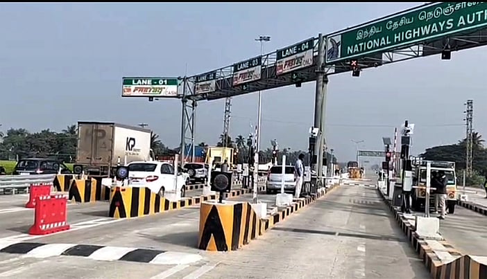 புதுச்சேரியில் போலீஸ் பாதுகாப்புடன் சுங்கச்சாவடி திறப்பு