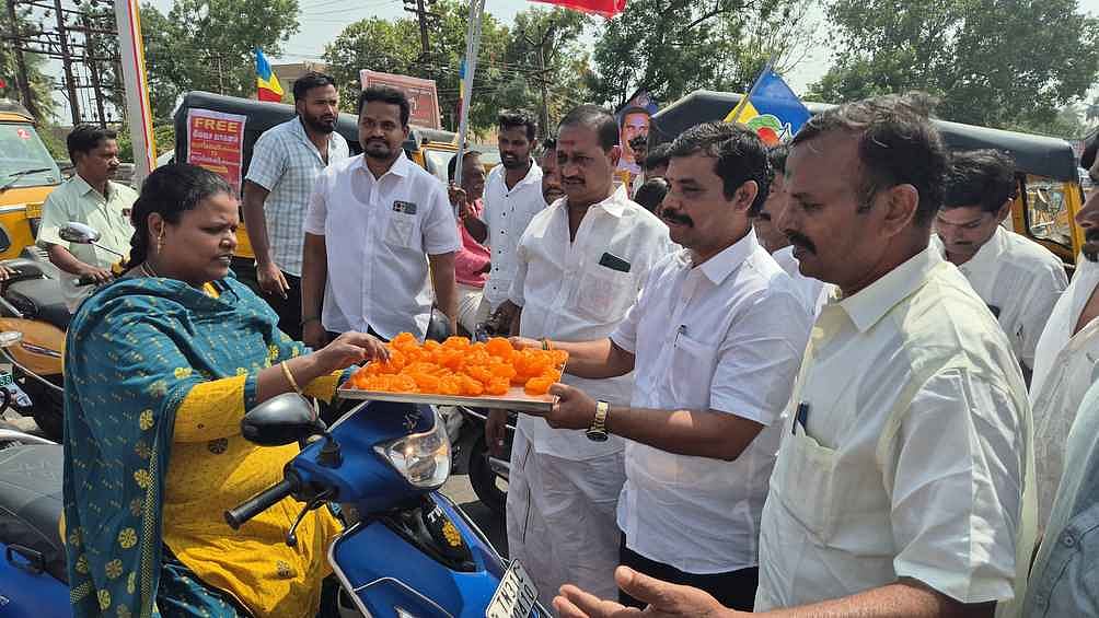 அதிமுகவுடன் கூட்டணி:
பாமகவினா் கொண்டாட்டம்