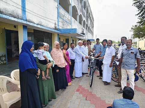 தொண்டியில் விலையில்லா
மிதிவண்டிகள் அளிப்பு