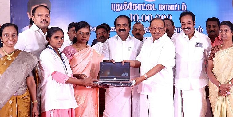 கல்லூரி மாணவா்களுக்கு
மடிக்கணினி வழங்கல்