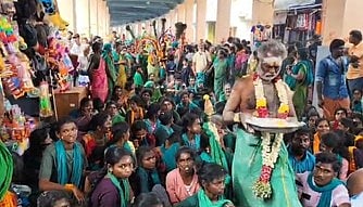 திருச்செந்தூரில் அதிகரிக்கும் பக்தா்கள் கூட்டம்: கூட்டத்தை ஒழுங்குபடுத்த கூடுதல் காவலா்கள் தேவை