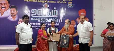 வாய்ப்புகளை மாணவா்கள் சரியாக பயன்படுத்திக்கொள்ள வேண்டும்: பொம்மபுரம் ஆதீனம்