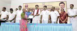 சென்னிமலையில் 271 பயனாளிகளுக்கு விலையில்லா வீட்டுமனை பட்டாக்கள்: அமைச்சா் மு.பெ.சாமிநாதன் வழங்கினாா்