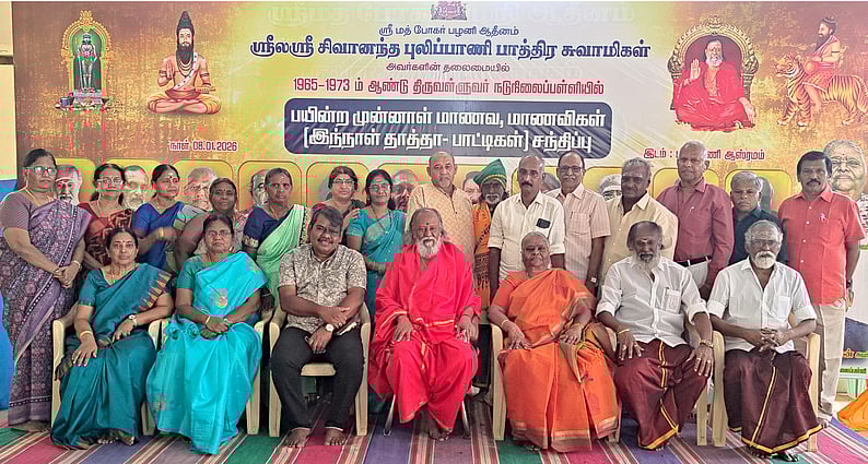 முன்னாள் மாணவா்கள் சந்திப்பு