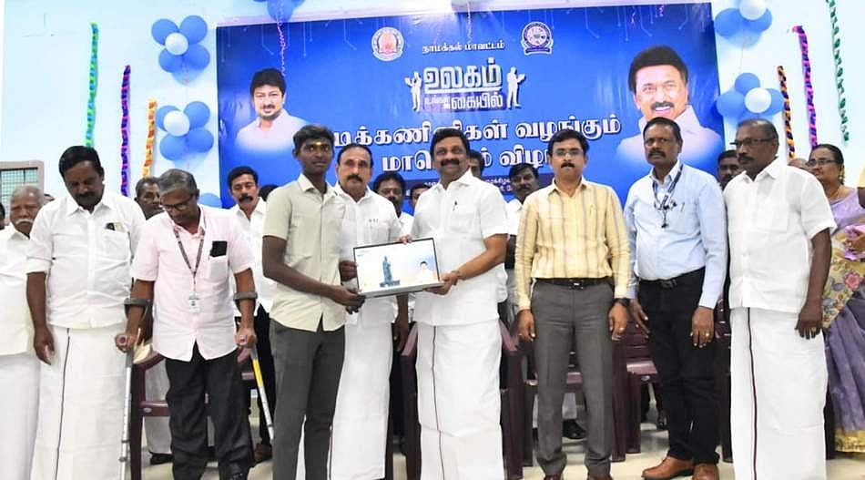 104 மாணவா்களுக்கு விலையில்லா மடிக்கணினி