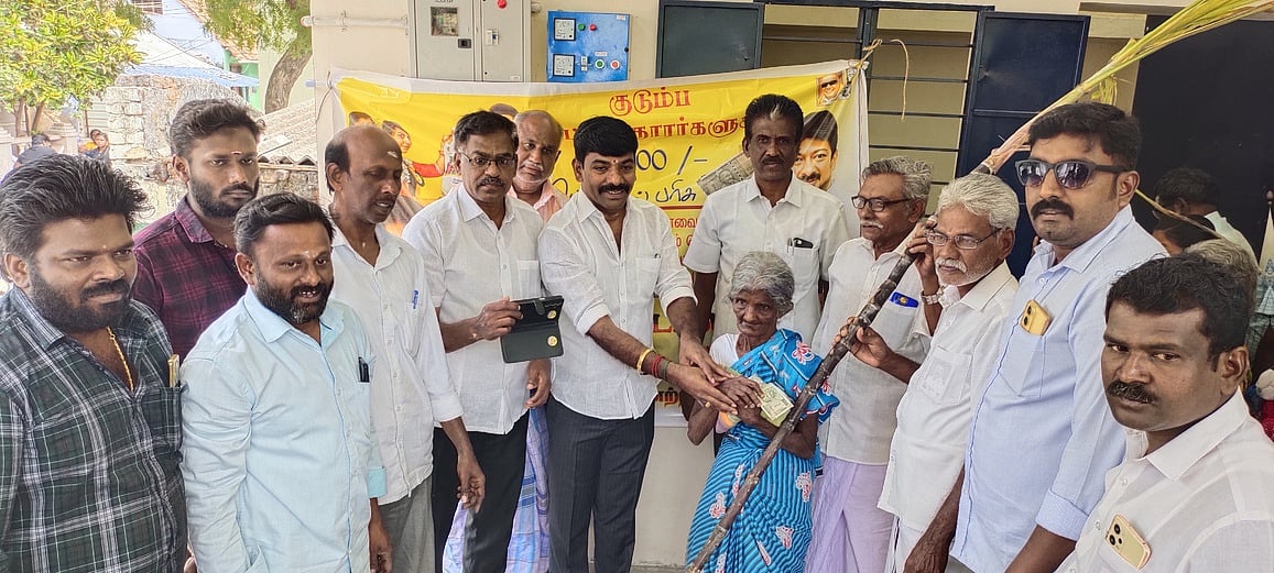 உடன்குடியில் பொங்கல் பரிசு விநியோகம்