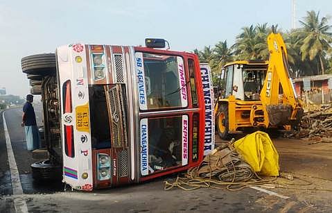 அவிநாசி அருகே சாலையில் கவிழ்ந்த லாரி