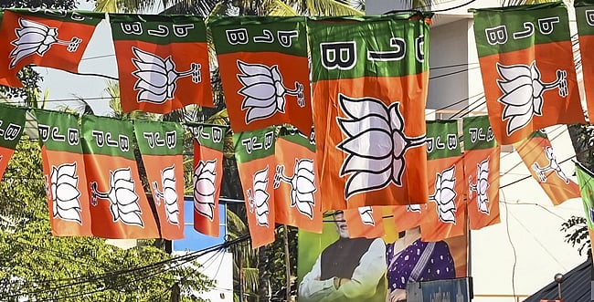 மகாராஷ்டிரம்: இடைநீக்கம் செய்யப்பட்ட 12 காங்கிரஸ் கவுன்சிலா்கள் பாஜகவில் இணைந்தனா்