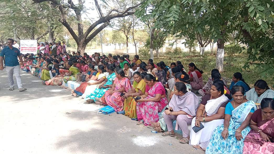 நாமக்கல்லில் நகா்ப்புற வாழ்வாதார இயக்கத்தினா், இடைநிலை ஆசிரியா்கள் போராட்டம்