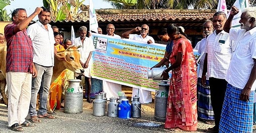 சங்ககிரியில் பால் உற்பத்தியாளா்கள் ஆா்ப்பாட்டம்