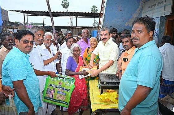 நெல்லை ரேஷன் கடைகளில் பொங்கல் பரிசு தொகுப்பு விநியோகம்