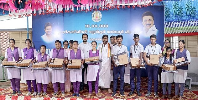ஆலங்குளம் கல்லூரி மாணவா்களுக்கு 444 மடிக்கணினிகள் வழங்கல்