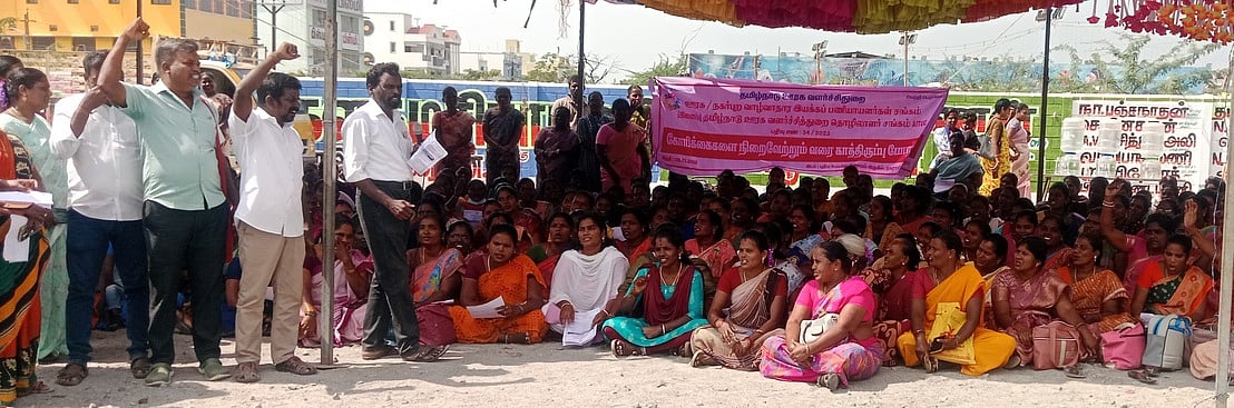 விழுப்புரத்தில் வாழ்வாதார இயக்கப் பணியாளா்கள் காத்திருப்புப் போராட்டம்