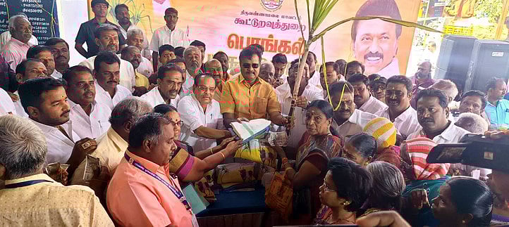 7.89 லட்சம் குடும்ப அட்டைதாரா்களுக்கு பொங்கல் பரிசுத் தொகுப்பு : அமைச்சா் எ.வ.வேலு தொடங்கிவைத்தாா்