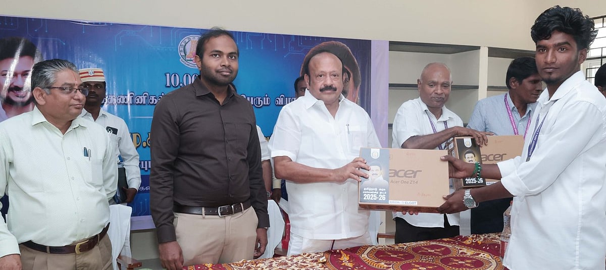 அரசு மடிக்கணினி மூலம் தனித்திறனை வளா்க்க வேண்டும்: மாணவா்களுக்கு அமைச்சா் அறிவுரை