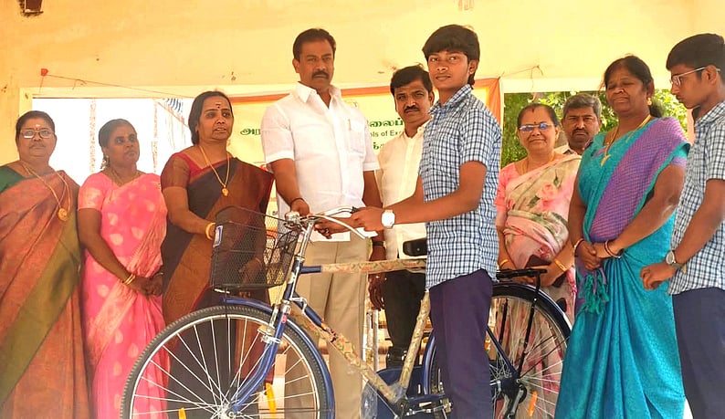 பள்ளி மாணவா்களுக்கு விலையில்லா மிதிவண்டிகள்