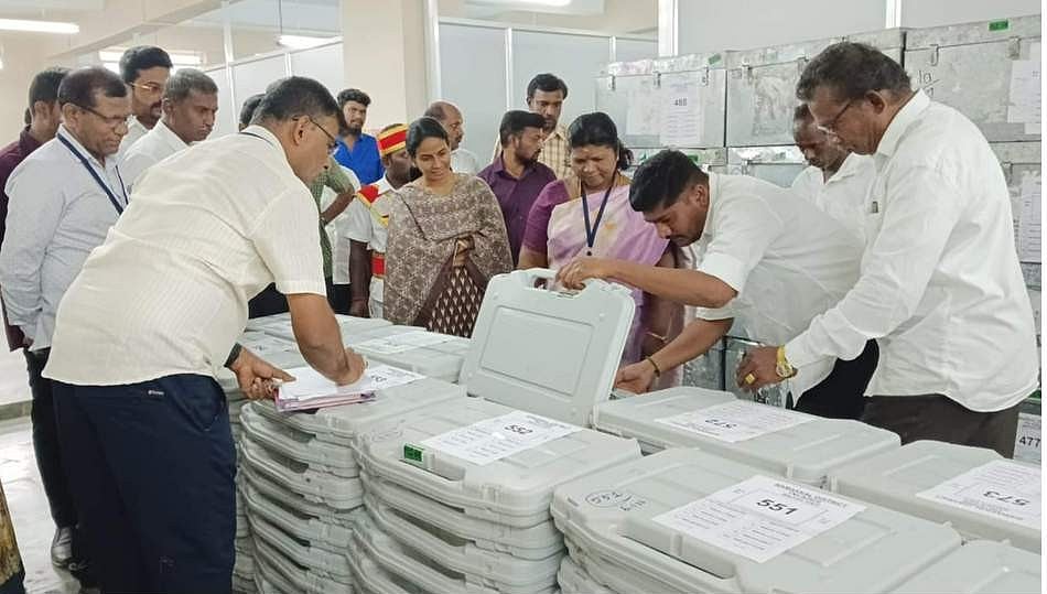 வாக்குப்பதிவு இயந்திரங்களில்
மாதிரி வாக்குகளை செலுத்தி ஆட்சியா் ஆய்வு