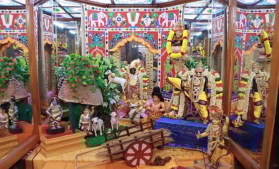 குன்று குடையா எடுத்த குமரன் அலங்காரத்தில் ஆண்டாள்