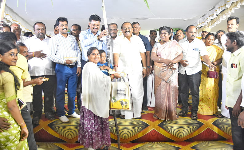 நிதி நெருக்கடியிலும் பொங்கல் தொகுப்பு வழங்கப்பட்டுள்ளது:
அமைச்சா் அர. சக்கரபாணி!