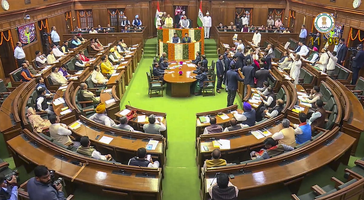 அவை நடவடிக்கைக்கு இடையூறு செய்ததாக தில்லி பேரவை குளிா்கால கூட்டத்தொடரிலிருந்து ஆம் ஆத்மி எம்எல்ஏக்கள் நால்வா் இடைநீக்கம் 