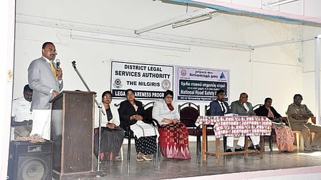 சாலை விதிகள் குறித்து இளம் தலைமுறையினா் தெரிந்து கொள்வது அவசியம்!