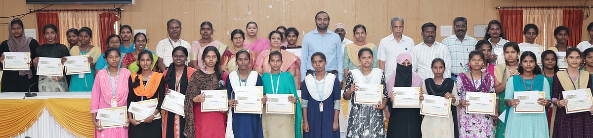 இலக்கியத் திருவிழா போட்டிகளில்
வெற்றி பெற்றவா்களுக்கு  சான்றிதழ்