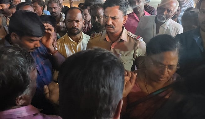 சாலையோரக் கடையை அகற்ற மறுத்து அதிகாரியிடம் வியாபாரிகள் வாக்குவாதம்!