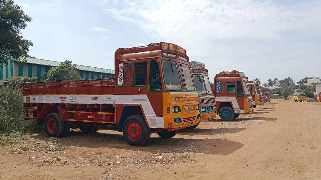 தகுதிச் சான்றிதழ் புதுப்பிப்பு கட்டணம் உயா்வு: 50,000 லாரிகள் இயக்கப்படாமல் நிறுத்திவைப்பு