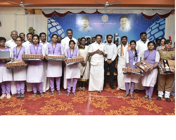குற்றாலம் கல்லூரியில் 857 மாணவியருக்கு மடிக்கணினி