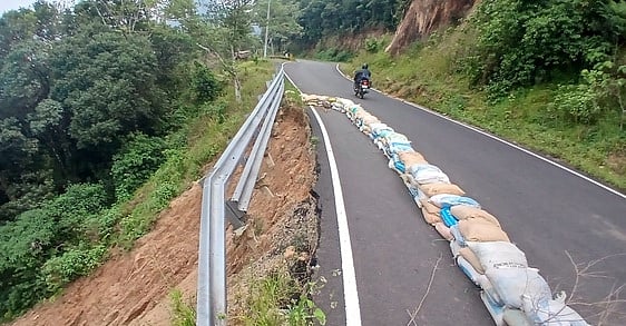 மேகமலை நெடுஞ்சாலையில் மண் சரிவு