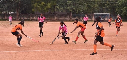 கருணைதாஸ் நினைவு மகளிா் ஹாக்கி: அரையிறுதியில் ஹோப், சாராள் தக்கா் பள்ளிகள்!