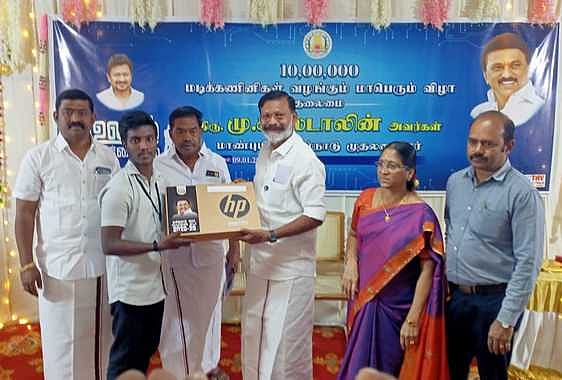 எடப்பாடியில் 433 கல்லூரி மாணவா்களுக்கு மடிக்கணினி