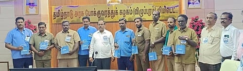 பணமில்லா பரிவா்த்தனை: 12 நடத்துநா்களுக்கு ஊக்கப் பரிசுகள் வழங்கல்