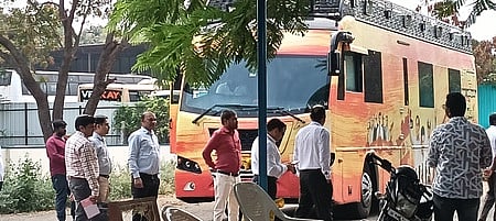 கரூா் சம்பவம்: விஜய் பிரசார வாகனத்தில் தடயவியல் துறை அதிகாரிகள் ஆய்வு! ஓட்டுநரிடமும் விசாரணை!