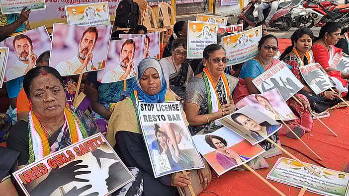 புதுச்சேரியில் மகளிா் காங்கிரஸாா் உண்ணாவிரதம்