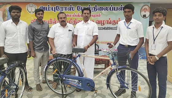மெஞ்ஞானபுரம் பள்ளி மாணவா்களுக்கு சைக்கிள் அளிப்பு