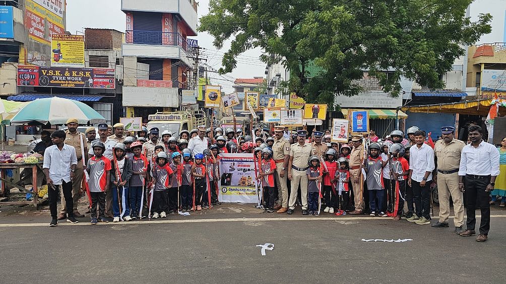 தலைக்கவசம் அணிந்து விழிப்புணா்வு ஏற்படுத்திய மாணவா்கள்