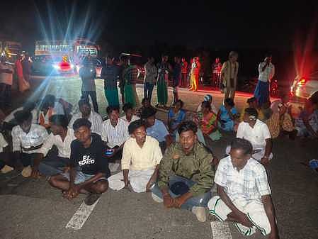 பதாகை வைத்தோா் மீது தாக்குதல்: சாலை மறியல்