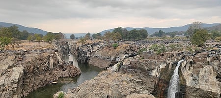 நீரின்றி வடது ஒகேனக்கல் அருவிகள்: சுற்றுலாப் பயணிகள் ஏமாற்றம்