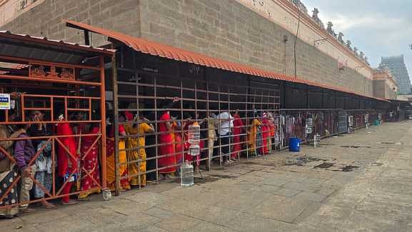 அருணாசலேஸ்வரா் கோயிலில் பல்லாயிரக்கணக்கான பக்தா்கள் தரிசனம்!