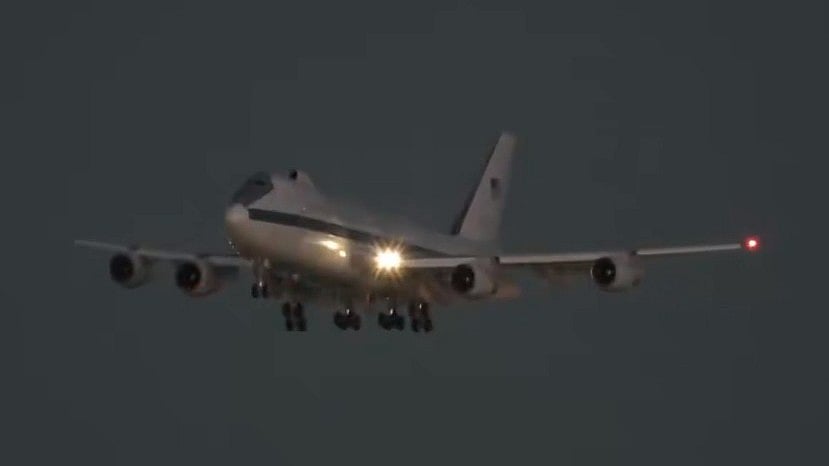 வானில் பறக்கவிடப்பட்ட டூம்ஸ்டே விமானம்! அமெரிக்காவில் போர்ப் பதற்றமா?