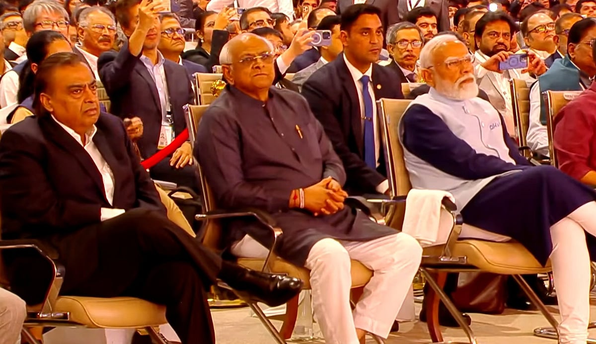 இந்தியாவைக் காக்கும் ‘பெரும் சுவா்’ பிரதமா் மோடி: முகேஷ் அம்பானி புகழாரம்!