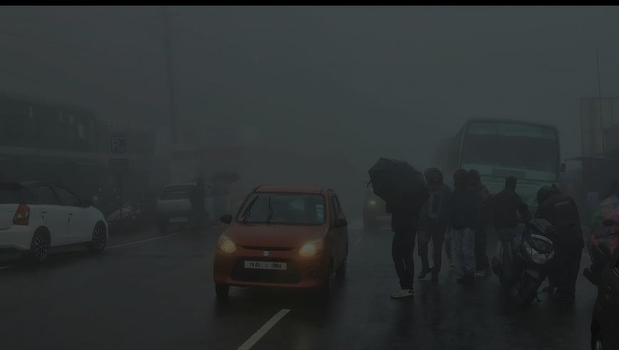 உதகை சுற்று வட்டாரப் பகுதியில் பனி மூட்டத்துடன் மிதமான மழை