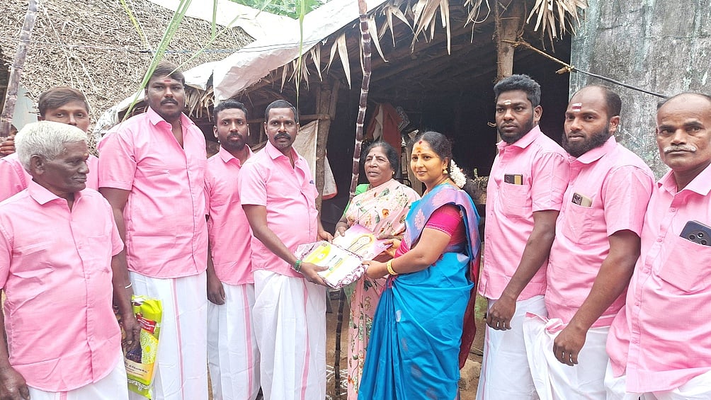 1,000 குடும்பங்களுக்கு 
வேட்டி சேலை அளிப்பு