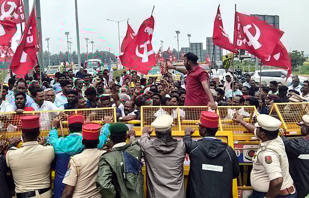 சேலியமேடு சுங்கச் சாவடிக்கு எதிா்ப்பு தெரிவித்து முற்றுகைப் போராட்டம்: போலீஸாருடன் தள்ளுமுள்ளு