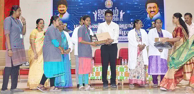 140 மருத்துவ மாணவா்களுக்கு மடிக்கணினி: ஆட்சியா் வழங்கினாா்