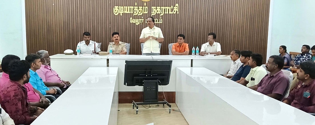 குடியாத்தம் நகரில் பேனா்கள் வைக்க கட்டுப்பாடு