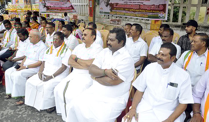 புதுச்சேரியில் காங்கிரஸாா்  உண்ணாவிரதப் போராட்டம்