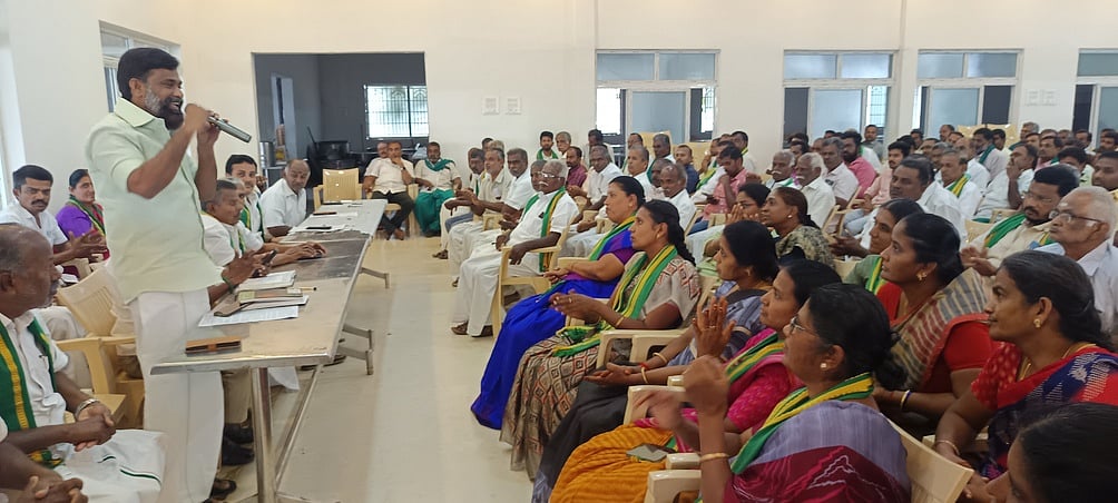 கறிக்கோழிப் பண்ணை விவசாயிகள் 12-ஆவது நாளாக போராட்டம்: பல்லடம் அருகே ஆலோசனைக் கூட்டம்