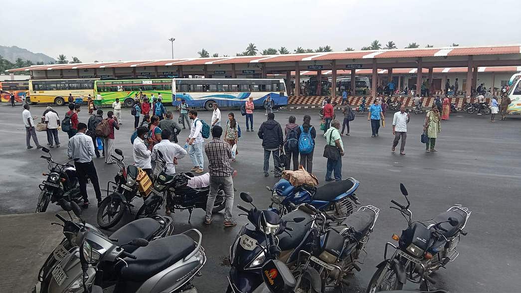 பொங்கல் பண்டிகை: சொந்த ஊருக்கு செல்ல பேருந்து இல்லாமல் பயணிகள் தவிப்பு!